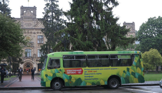 zhurnalisty-proekhalis-na-pervom-ukrainskom-elektrobuse-video-3-563x323
