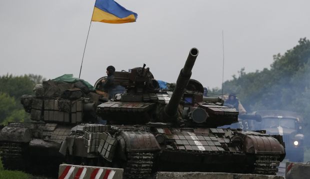 Ukrainian tanks are seen near the city of Slaviansk July 7, 2014. Pro-Russian rebels erected new barricades on the streets of Donetsk on Monday, preparing to make a stand in the city of a million people after losing their bastion in the town of Slaviansk in the worst defeat of their three-month uprising. REUTERS/Gleb Garanich (UKRAINE - Tags: POLITICS CIVIL UNREST MILITARY)