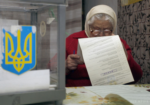 epa03450145 Elderly Ukrainian Katerina Sherdan reads her ballot papers before voting at her home during the Ukrainian parliamentary elections in the Krenichi village, about 40 kilometers from the capital Kiev, Ukraine, 28 October 2012. Voting began in Ukrainian parliamentary elections that opinion polls showed would deliver a reinvigorated opposition for the government as it faces charges of corruption and authoritarianism. Polling centres opened at 8 am (0600 GMT) and would close 12 hours later for the 36.6 million eligible voters to chose between the government side, led by President Viktor Yanukovych, and a united opposition, led by heavyweight boxing champion Vitali Klitschko and former prime minister Yulia Tymoshenko.  EPA/TATYANA ZENKOVICH