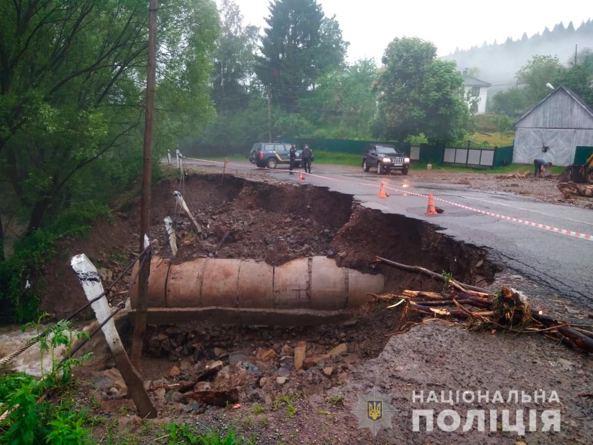 Повінь розмила дороги на Буковині та затопила села на Івано-Фраківщині