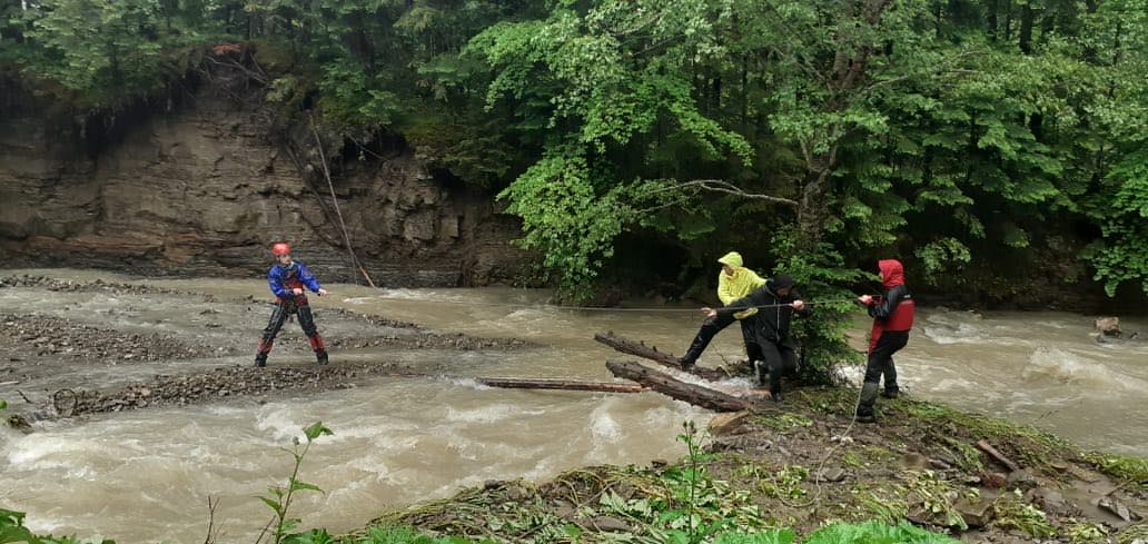 Негода в Україні: злива заблокувала туристів біля водоспаду
