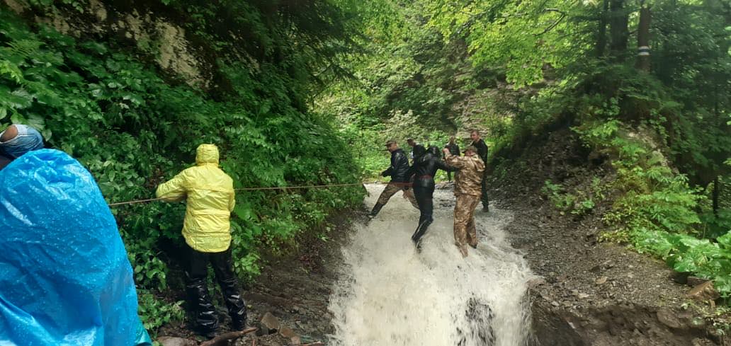 Негода в Україні: злива заблокувала туристів біля водоспаду