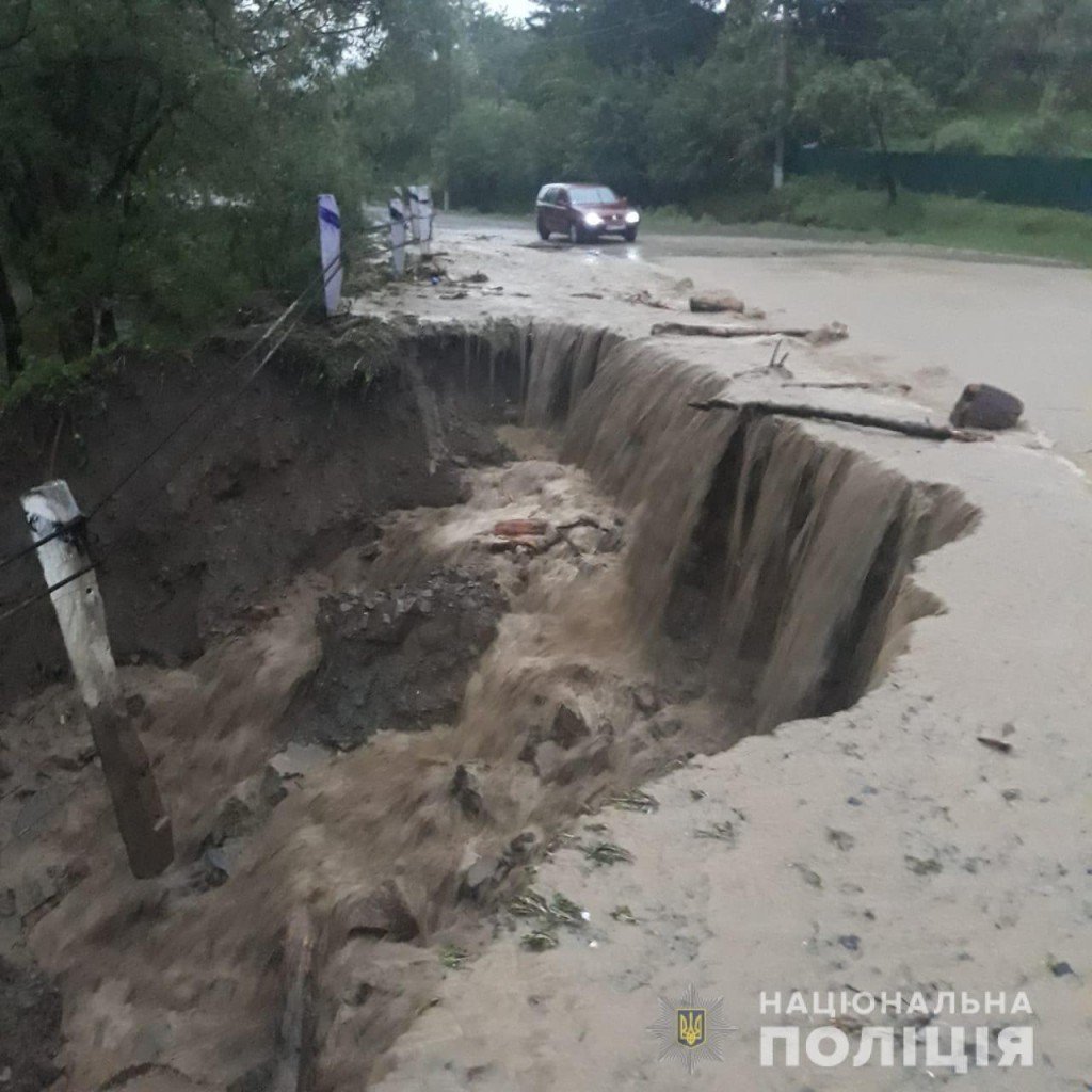 Повінь розмила дороги на Буковині та затопила села на Івано-Фраківщині