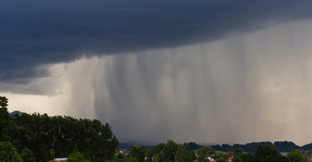 Українців попередили про дощі, град та підтоплення: з'явився новий прогноз погоди на середу