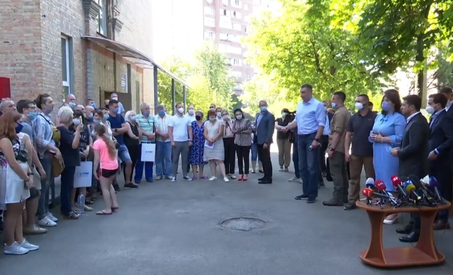 Зеленський передав 12 квартир постраждалим від вибуху на Позняках