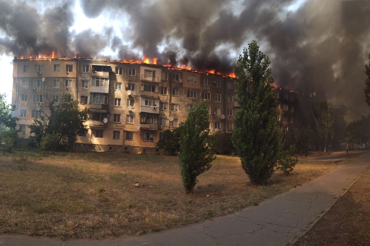 У Новій Каховці спалахнула масштабна пожежа, вогнем охоплено п ...
